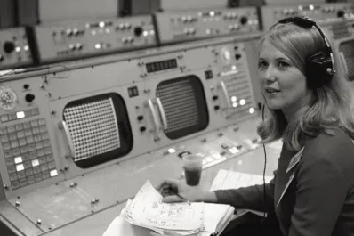 Fue clave en la carrera espacial, la primera mujer ingeniera en la misión Apolo y abandono todo por el activismo femenino