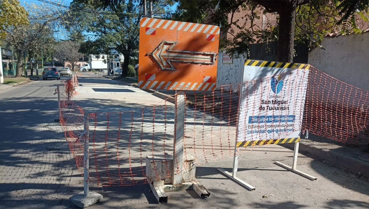 EN EL OESTE. Los trabajos de mejoramiento del pavimento mantienen interrumpido, parcialmente, el tránsito en San Martín, entre Camino del Perú y Rodríguez.