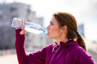 ¿Por qué no deberías reutilizar más de dos veces las botellas de plástico?