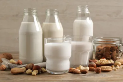 Leche de avena, leche de almendras o leche de vaca: ¿qué es más saludable?