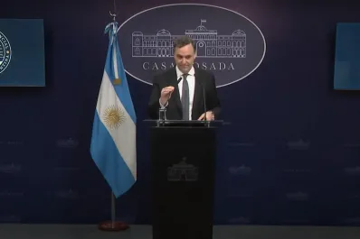 El vocero Adorni intentó minimizar la tensión en los mercados y la suba del dólar blue