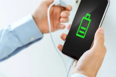 ¿Conviene dejar los cargadores enchufados todo el tiempo? Esto dicen los expertos