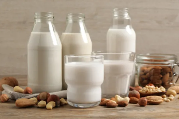 Leche de avena, leche de almendras o leche de vaca: ¿qué es más saludable?