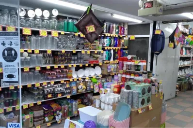 Encontró un insólito cartel en un bazar chino, lo publicó en TikTok y es furor