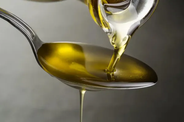 Alerta sobre el consumo de un aceite de oliva con etiquetados falsos: qué dice la Anmat