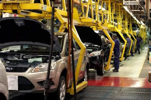 Se desplomó la producción de autos: cayó más de 40% en junio