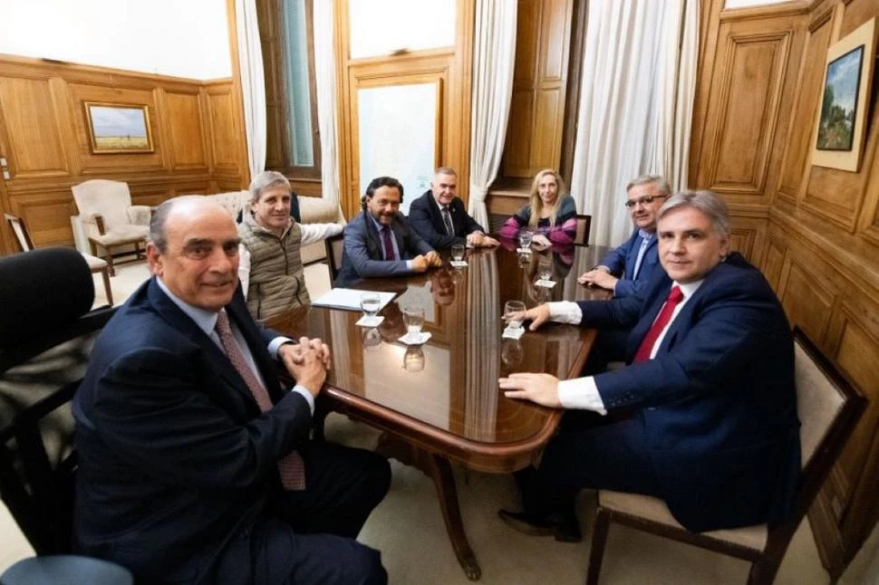POR EL PACTO DE MAYO. Francos, Caputo y Karina Milei se reunieron ayer en la Casa Rosada con los gobernadores Jaldo, Sáenz, Llaryora y Jalil.