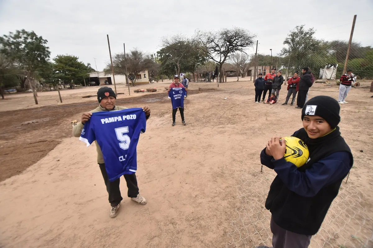 EN PROCESO. Los habitantes de Pampa Pozo ansían con terminar la cancha de fútbol 5. 