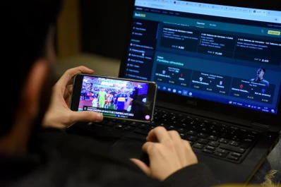 Dieciocho influencers y famosos fueron denunciados por promocionar sitios de apuestas ilegales: quiénes son