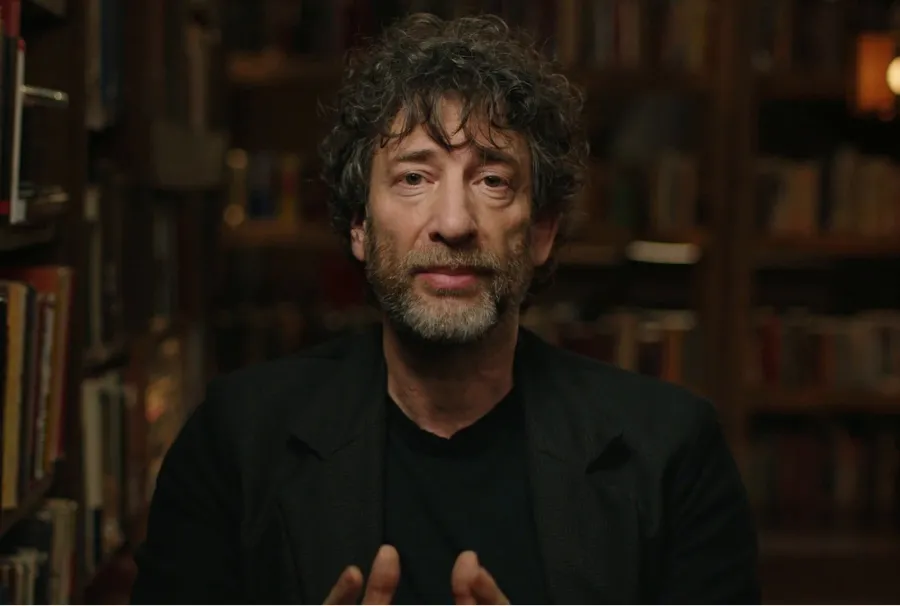 FUERTES ACUSACIONES. El autor Neil Gaiman habría agredido sexualmente a dos mujeres con las que estuvo en pareja. / SENSACINE.