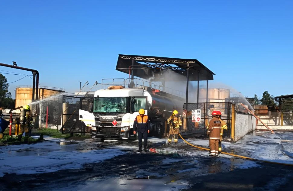 EL LUGAR. Un camión cisterna explotó cuando estaba siendo cargado; dos personas resultaron heridas. 