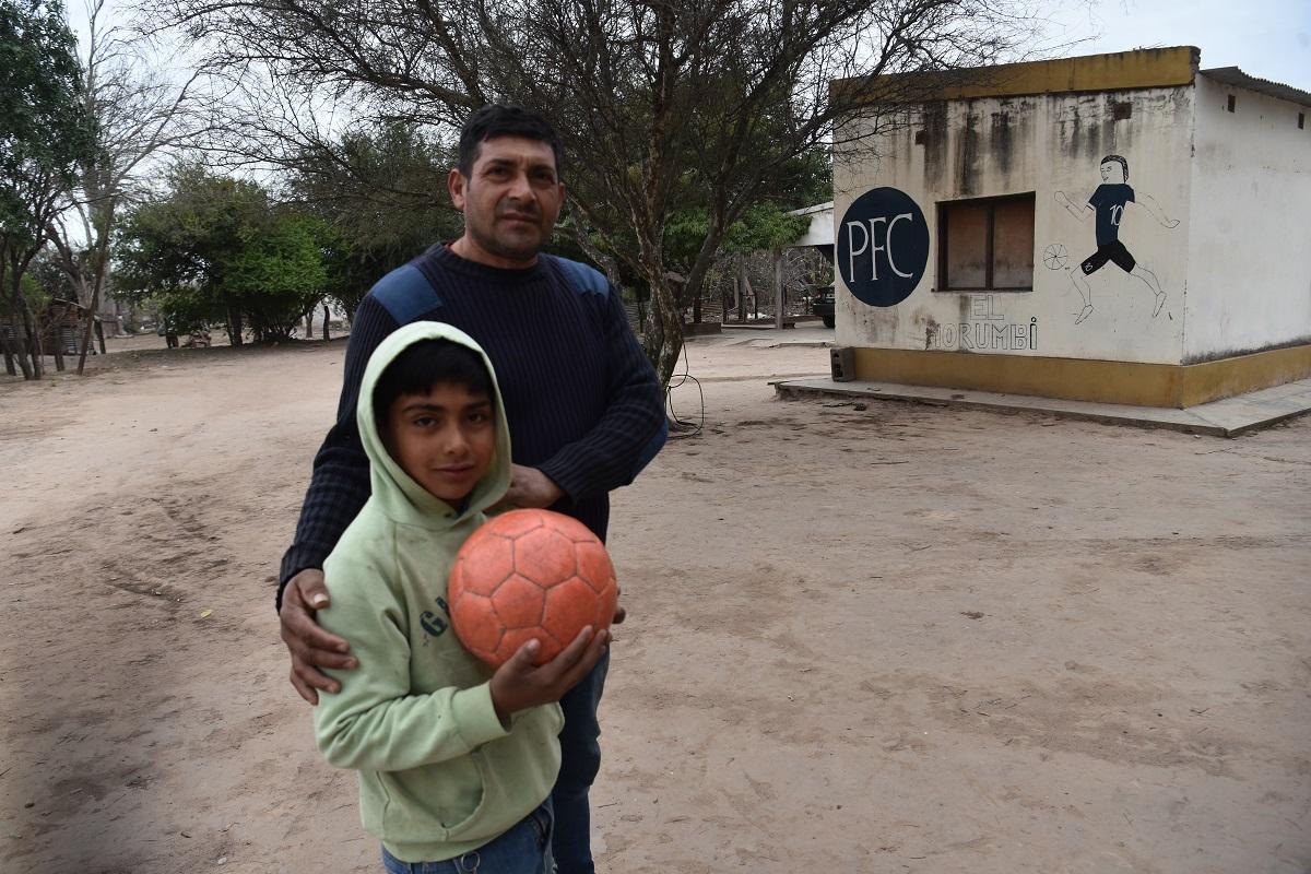 PASIÓN POR MESSI. El santiagueño Fabián Néstor Reynaga decidió ponerle Lionel a su hijo de ocho años, por el fanatismo que le tiene al capitán de la selección argentina.