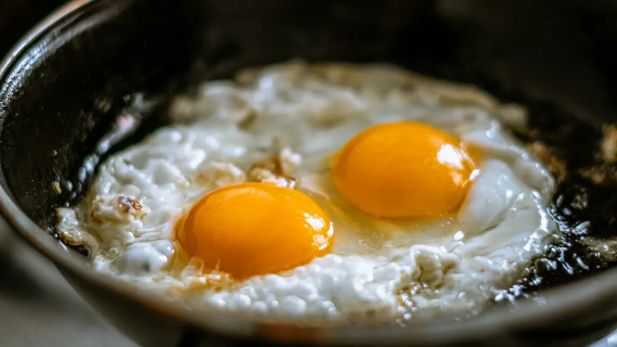 Conocé el ingrediente que da un sabor especial a tus huevos fritos 