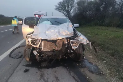 Una camioneta se salió de la ruta y chocó a un móvil policial que estaba estacionado