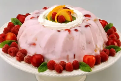 Budín de gelatina frutada y yogurt: el postre sin azúcar que arrasa en redes