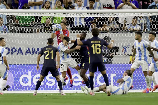 “Dibu” volvió a ser héroe y salvó a la Selección de la eliminación de la Copa América