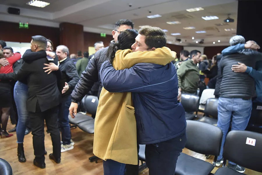 ALIVIADOS. La mayoría de los acusados terminó absuelto, a 13 años de que iniciara este proceso, los beneficiados se desahogaron con sus familiares.