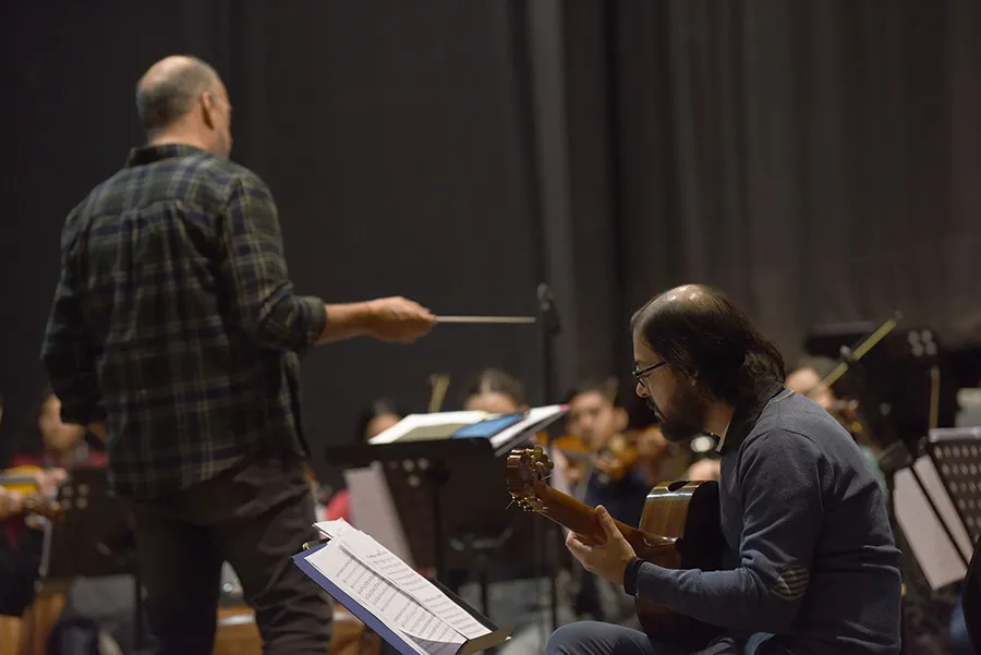 JUNTOS. El proyecto del concierto de apertura llega al escenario del teatro Alberdi tras varios ensayos para ajustar las diversas partes intervinientes.