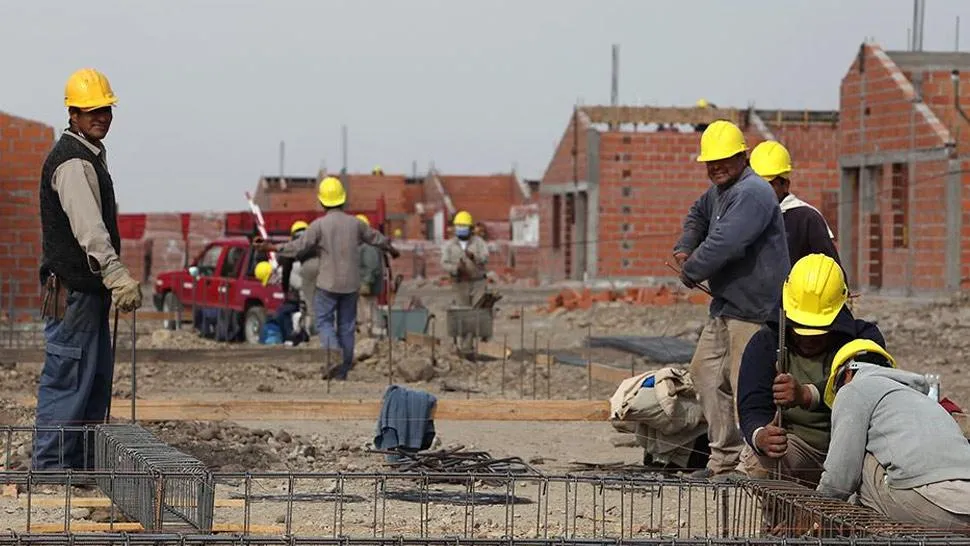 En picada: la industria cayó 14,8% en mayo y la construcción se desplomó 32,6%