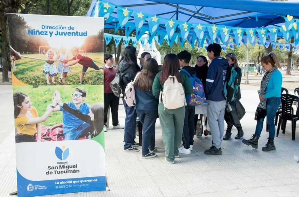 ASISTENCIA. Se colocó un stand en la plaza Urquiza para escuchar y asesorar a los adolescentes sobre las apuestas en plataformas digitales. 