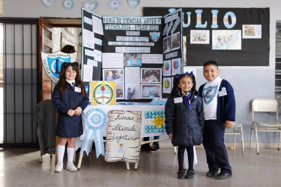 PEQUEÑOS INVESTIGADORES. Ellos estaban contentos con su exposición. 