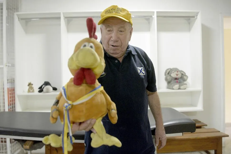 TIEMPO ATRÁS. Villa en el vestuario de Lawn Tennis con el “Gallo” Cabrera, uno de sus peluches. la gaceta / fotos de franco vera