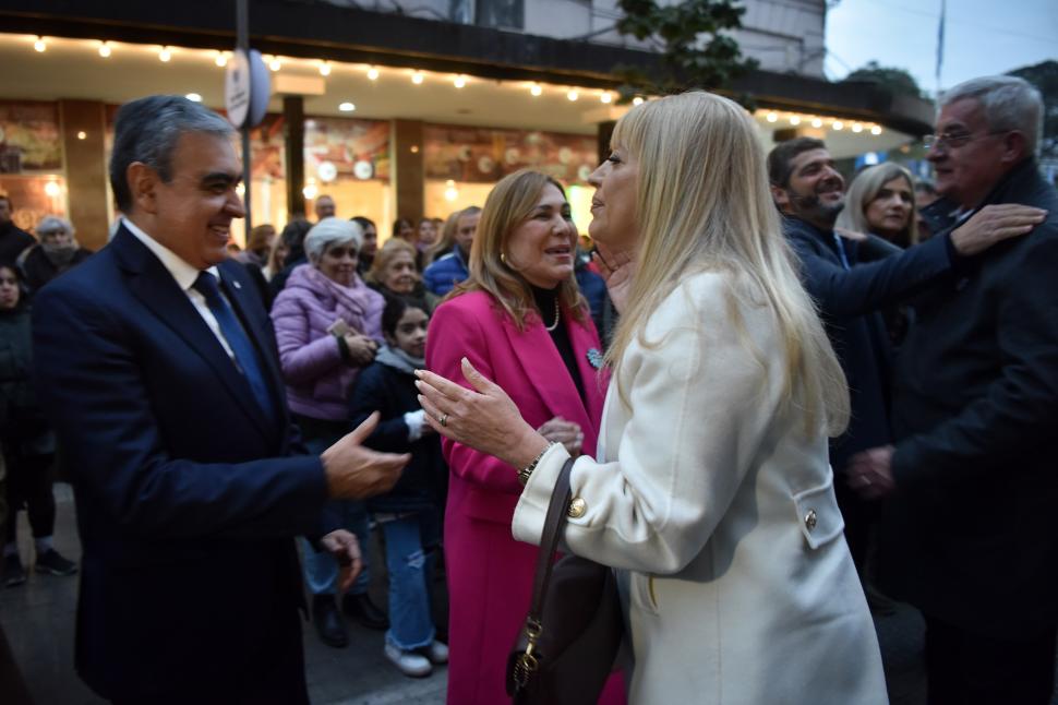 EL SALUDO. Rossana Chahla y Germán Alfaro se dieron la mano.