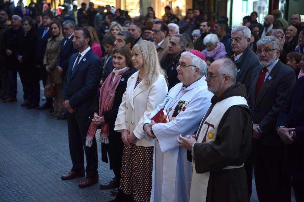 ATENTOS. Público, miembros del clero, funcionarios y políticos, en el acto.