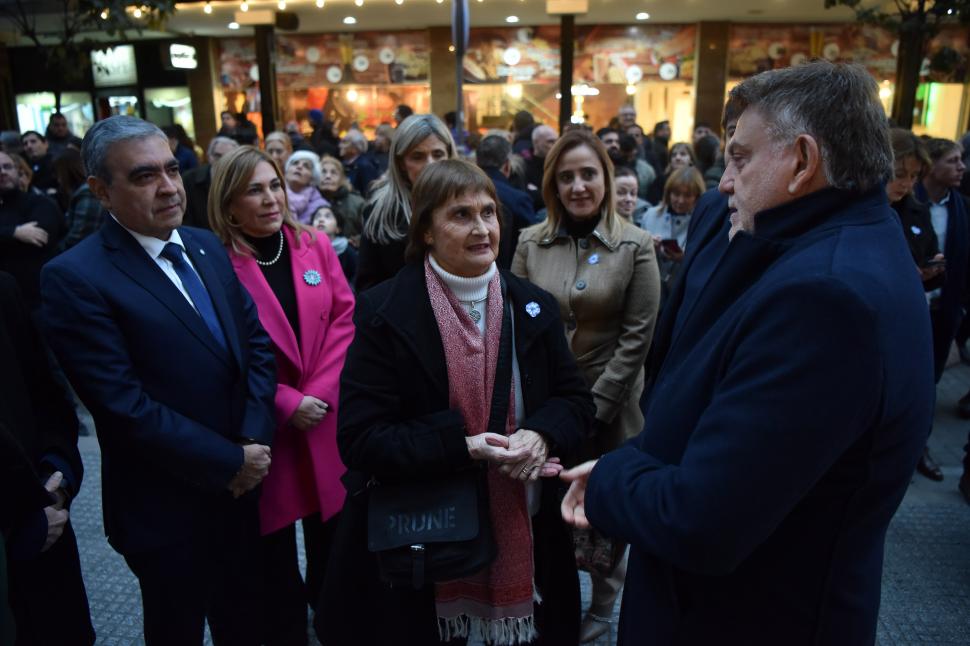 JUNTOS. Olga Paterlini y Domingo Amaya dialogan previo a la ceremonia.