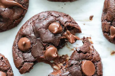 Galletas de chocolate doble con cinco ingredientes: sin harinas, con una textura crocante y cremosa