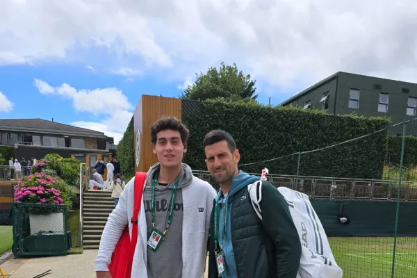 Machi Zeitune fue el elegido para la foto con Djokovic en Wimbledon