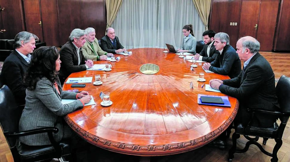 Caputo recibió a la Sociedad Rural y hablaron sobre las retenciones