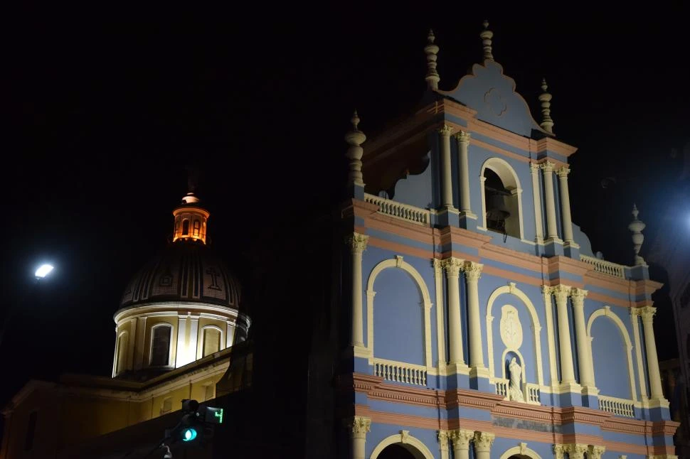 CLAROSCUROS. La fachada del templo se realza todavía más por la luz de los reflectores que fueron instalados en un edificio de la vereda del frente. LA GACETA / FOTOS DE INÉS QUINTEROS ORIO