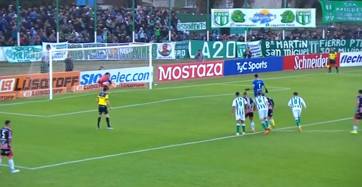 Quiso picar un penal y terminó con un compañero expulsado: la insólita definición del arquero de San Miguel frente a Chacarita