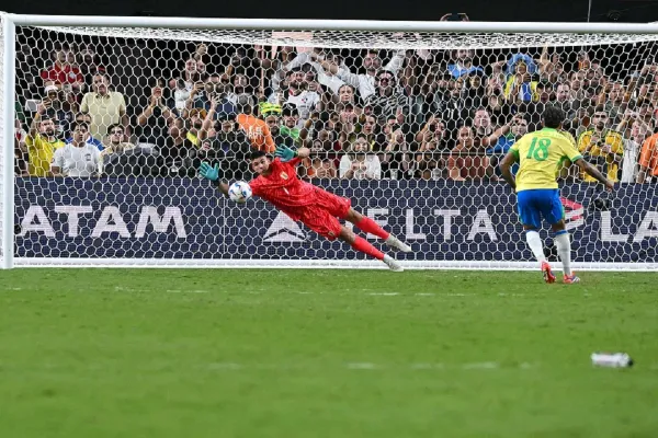 Copa América: Uruguay aguantó con uno menos y eliminó a Brasil en la tanda de penales