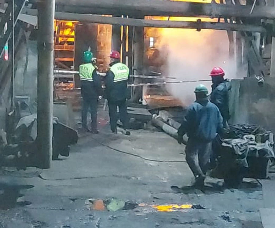 PERICIAS. La Policía recorre las instalaciones del ingenio Santa Bárbara.  