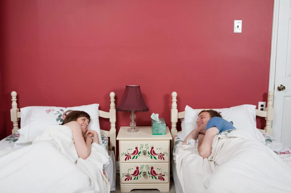 SEPARADOS PERO JUNTOS. Dormir en camas o habitaciones individuales no tiene por qué afectar a la pareja.
