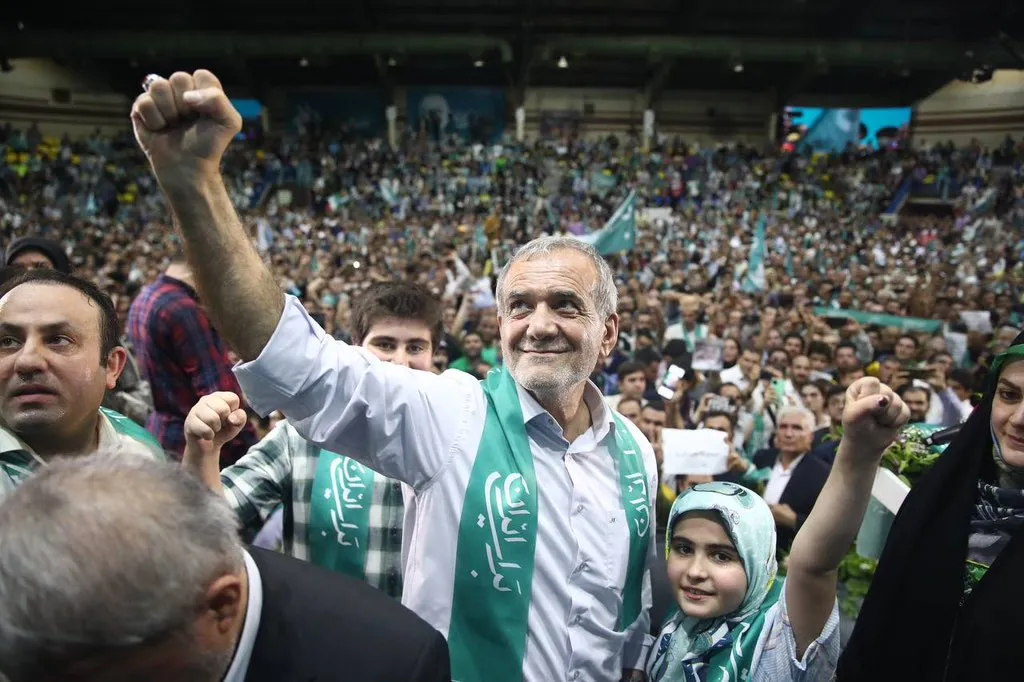 CAMBIO EN IRAN. Masoud Pezeshkian saludando a la multitud después de emitir su voto en un colegio electoral en Teherán, Irán, el viernes. / X @drpezeshkian.