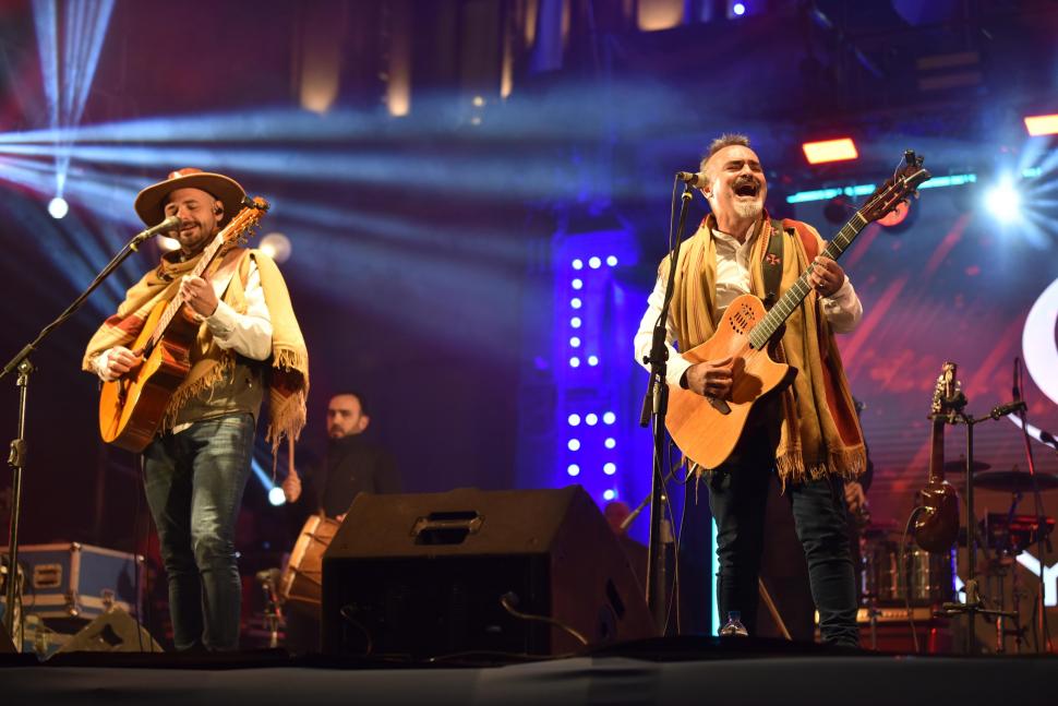 TRADICIÓN. El dúo La Yunta le regaló al público varios de sus éxitos y otras emblemáticas canciones.