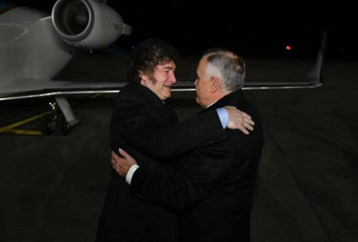 EN LA PISTA. Jaldo recibió a Milei en el aeropuerto Benjamín Matienzo.