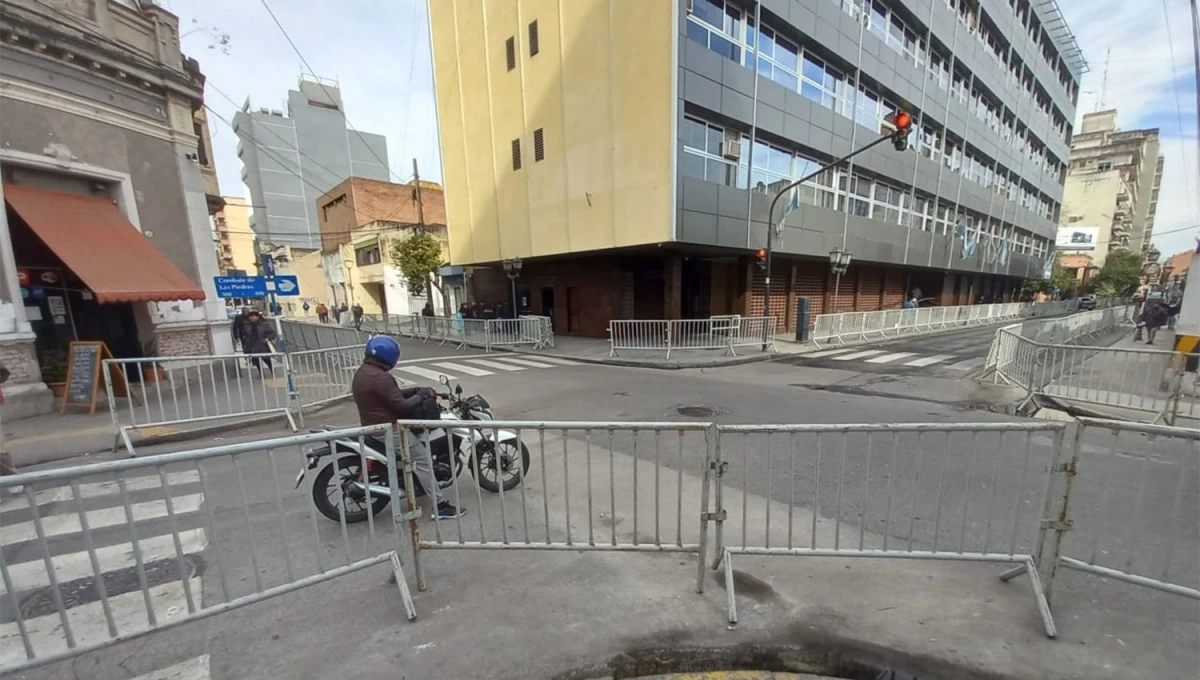 PRESTAR ATENCIÓN. En Congreso y Piedras ya se instaló el vallado que servirá para interrumpir el paso de vehículos a la zona de la Casa Histórica.