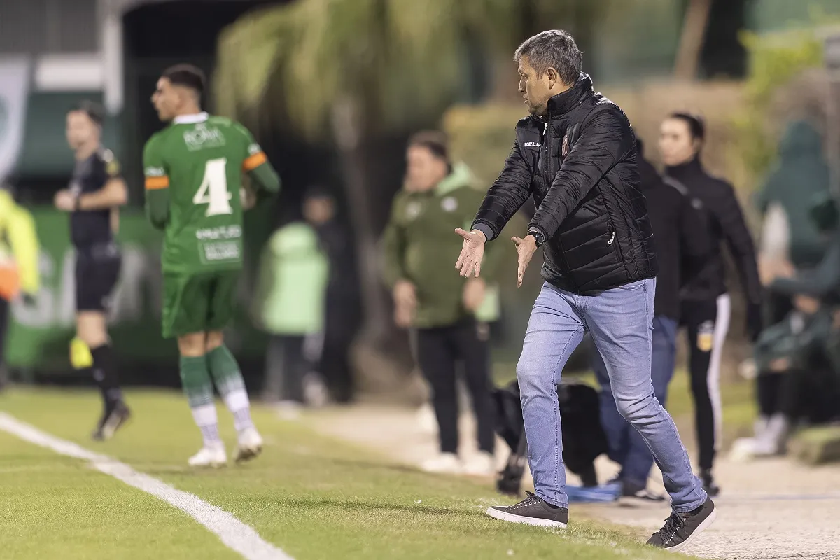 LLAMATIVO. Luego de la derrota, Diego Flores aseguró que su equipo disputó un buen partido.