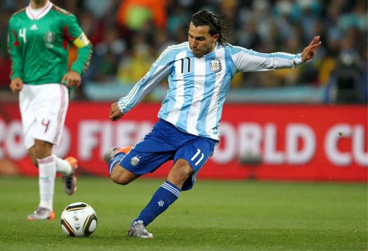 GOLAZO. Carlos Tevez eliminó a México en el Mundial de Sudáfrica 2010, con un potente remate de larga distancia.