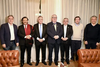 Rompió el dress code: Gustavo Sáenz explicó por qué viste con el poncho salteño