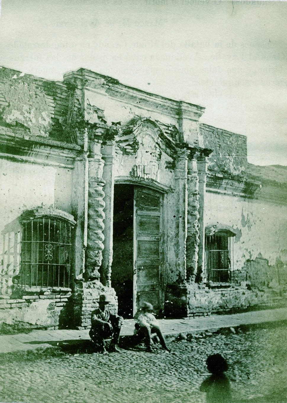 LA FOTO DE PAGANELLI. Permitió apreciar la fachada original de la Casa.