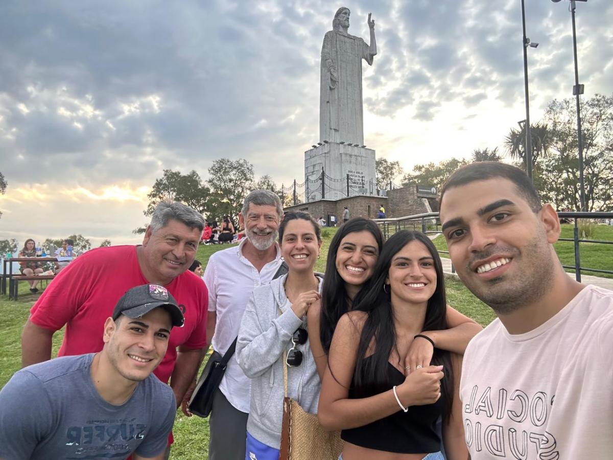 EN SAN JAVIER. Garry Robb estuvo de visita en Tucumán y posó con la familia de Brenda, en el Cristo.