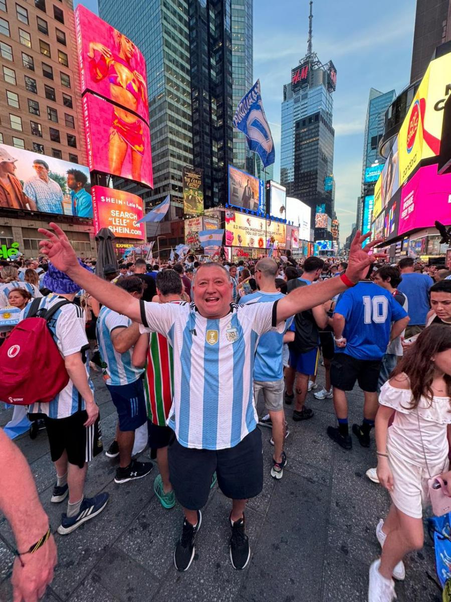 INVOLVIDABLE. Juárez, ex presidente de Atlético Concepción, es protagonista de un momento histórico en Nueva York.