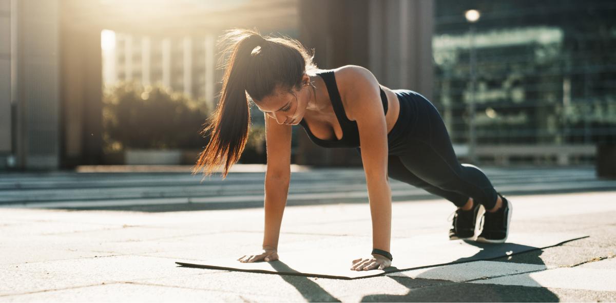 Las flexiones de brazos son ejercicios muy útiles para ganar músculo.