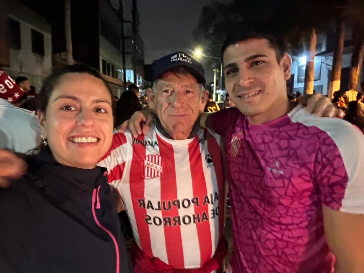 JUNTOS. En La Ciudadela, Brenda González disfruta de la previa junto a su hermano y su pareja Garry.