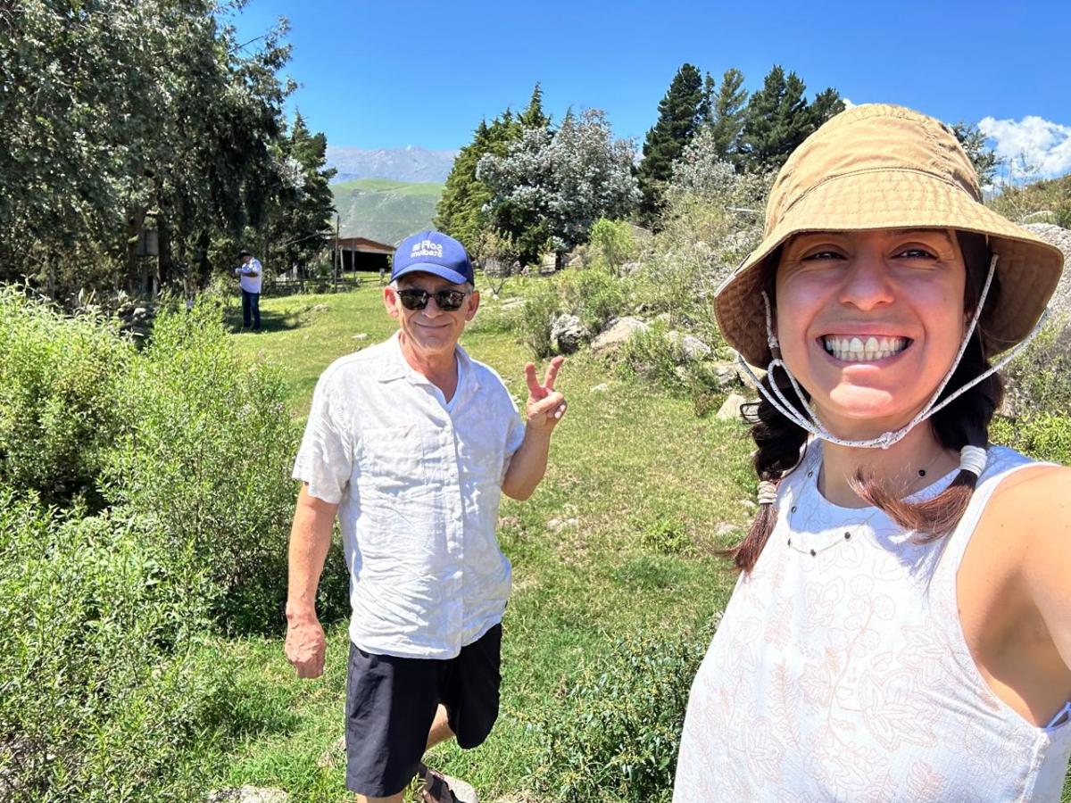 MODO TURISTA. Garry Robb posa junto a su esposa brenda, en Tafí del Valle.